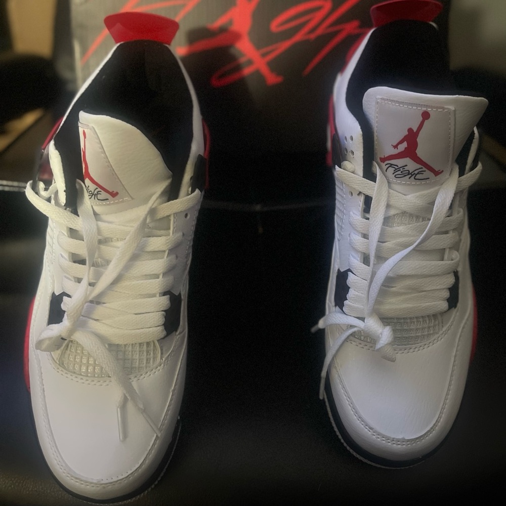 AIR JORDAN 4 RETRO (RED CEMENT) SIZE 9 MEN BRAND NEW